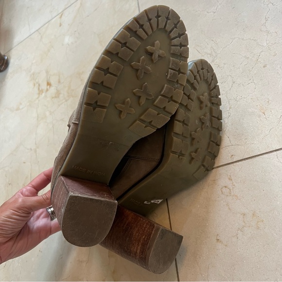 Crevo Like New Alicia Chelsea Hiker Sz 9 Bootie Heels Light Brown - Picture 4 of 6